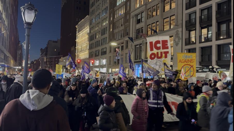 मिनियापोलिस आन्दोलनप्रति ऐक्यबद्धता र ‘आईस’को अपहरण बन्दको माग गर्दै युनियन स्क्वायरमा हजारौँ न्यूयोर्कवासी
